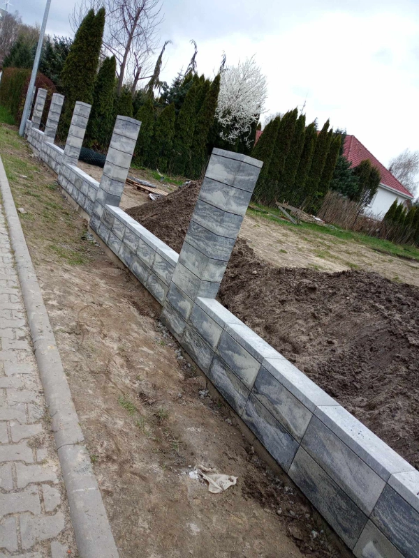 Zdjęcie - Ogrodzenia z bloczków betonowych w odcieniach szarości imutujące kamień